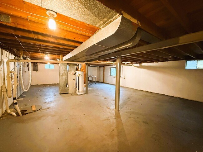 Building Photo - Spacious 3 Bedroom Rental in Florissant - Located on a cul-de-sac!