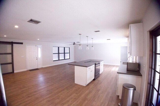 Building Photo - 700 N Perry Ave