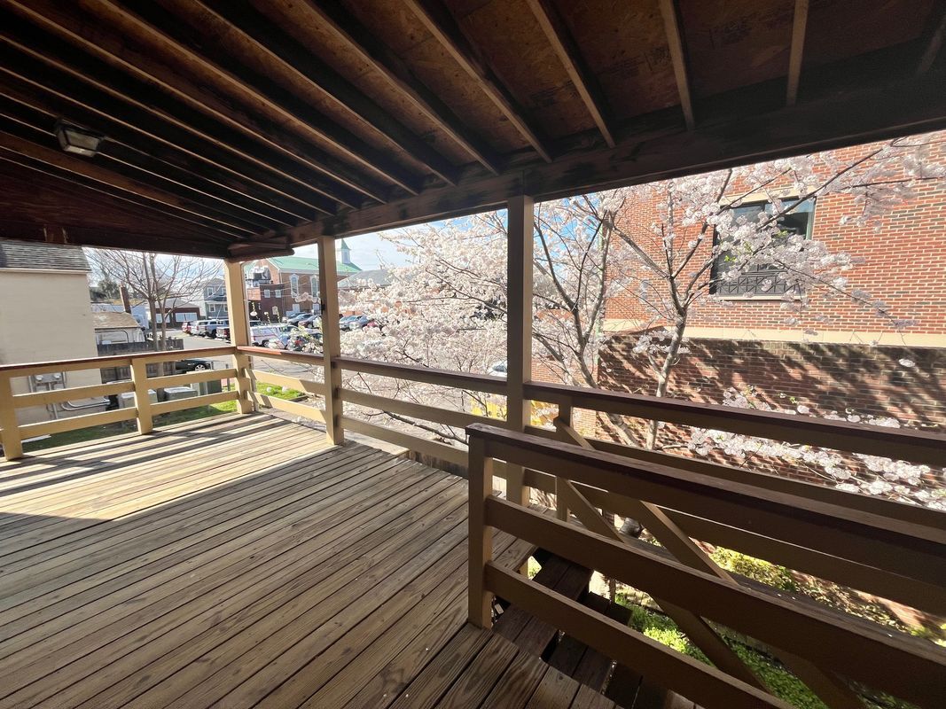 Building Photo - 612 Caroline St