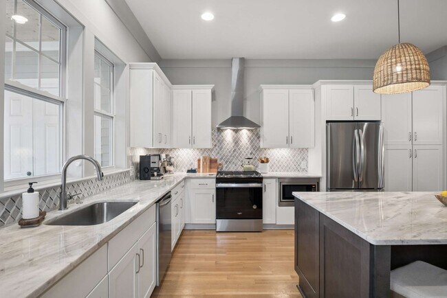 Building Photo - 6368 Alamo Pl