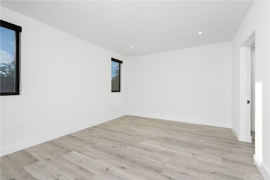 Building Photo - 5923 Laurel Canyon Blvd