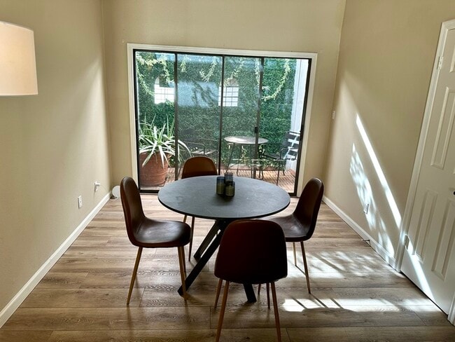 Building Photo - Ideal Dobson Shores