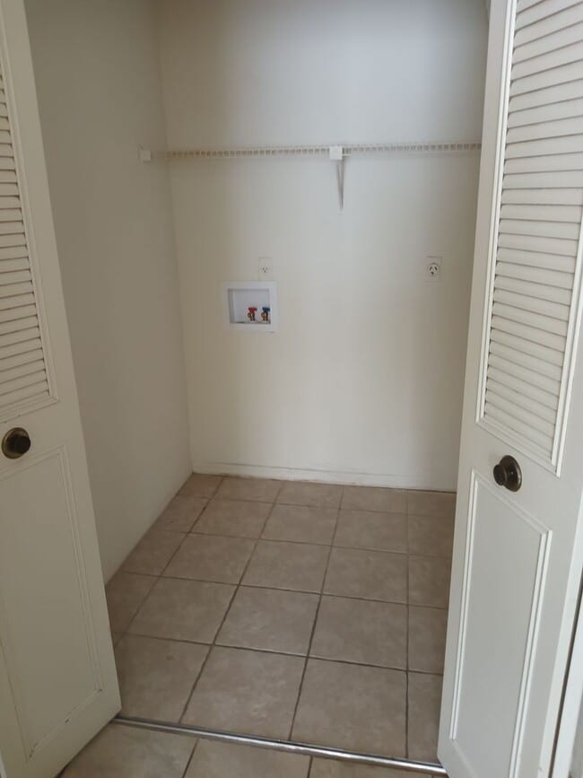 Building Photo - MOVE IN READY!!!! 1 BEDROOM 1 BATHROOM AVA...