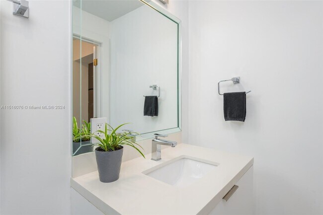 Building Photo - 424 E Dilido Dr