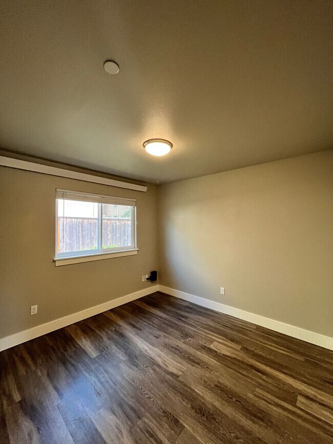 Building Photo - Modern 2-Bedroom! In-Unit Washer & Dryer, Covered Patio & Pet Friendly!