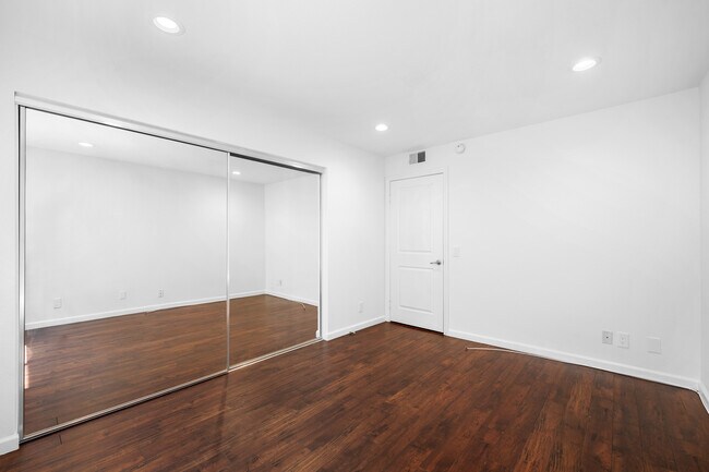 Building Photo - 355 N Maple St