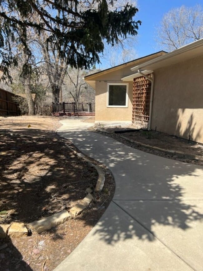 Building Photo - 4 BEDROOM HOME IN SKYWAY!!