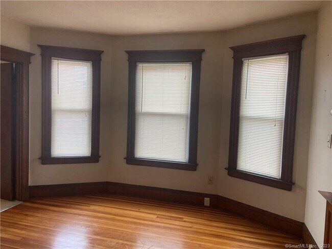 Building Photo - 53 Oakwood Ave