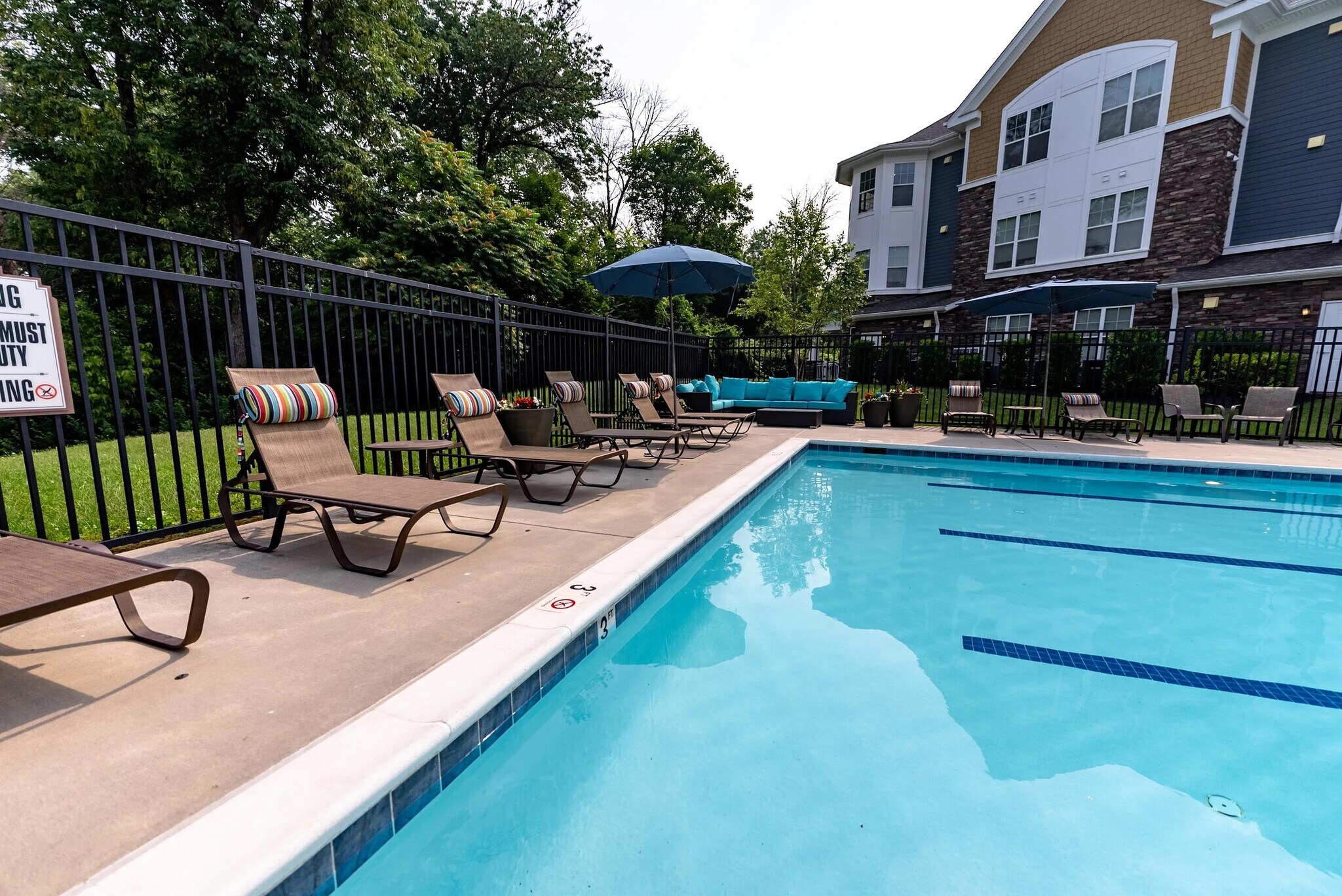 Building Photo - 909 Mansion Dr