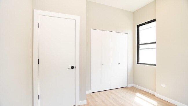 Building Photo - 3520 W Shakespeare Ave