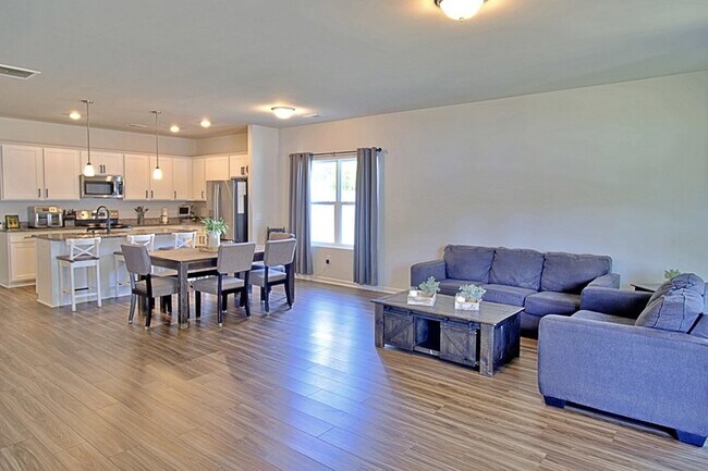 Building Photo - 147 Enclave Wy