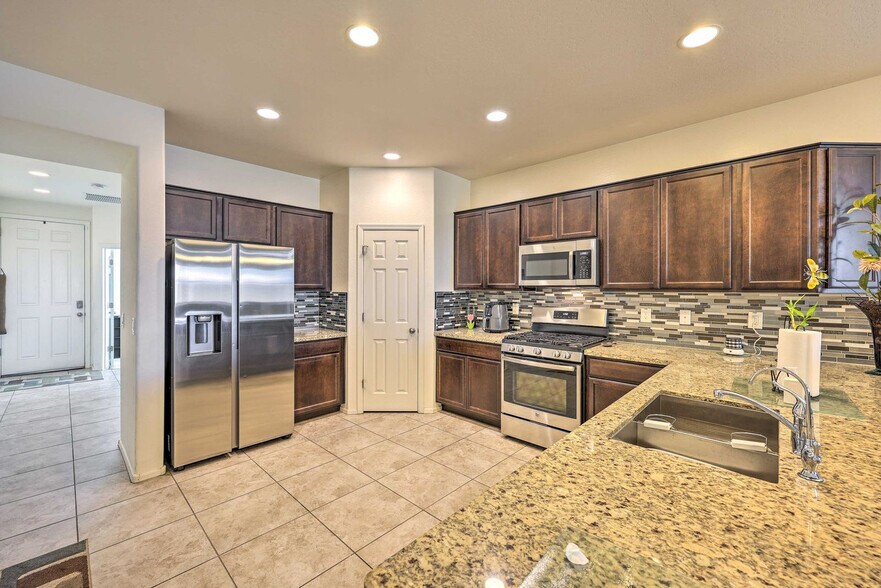 Building Photo - 6808 N 86th Ln