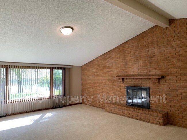 Building Photo - 36093 Tabor Rd