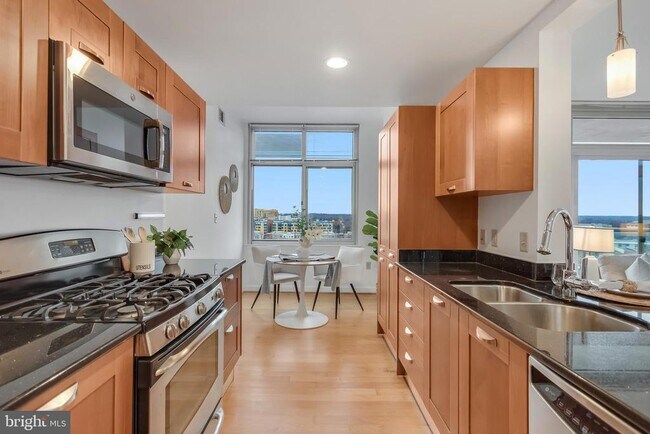 Building Photo - 5750 Bou Ave