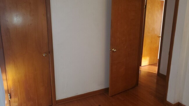 Building Photo - 3 bd, 2 ba house NE Columbia, 2nd living room downstairs, fenced, w/d included