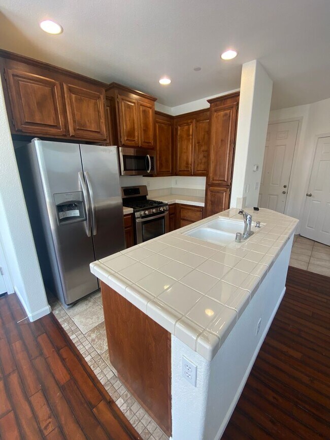 Building Photo - AVAILABLE NOW! Beautiful 3 bedroom 2 Bath ...