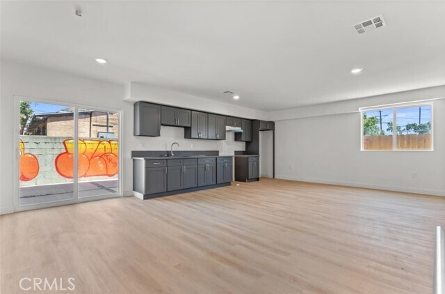 Building Photo - 707 W 80th St