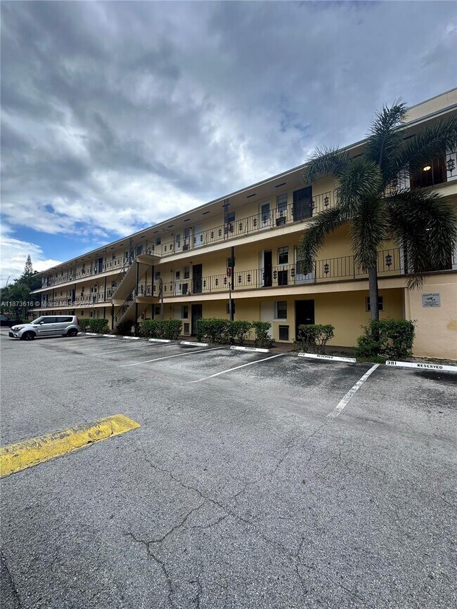 Building Photo - 20200 NE 27th Ct