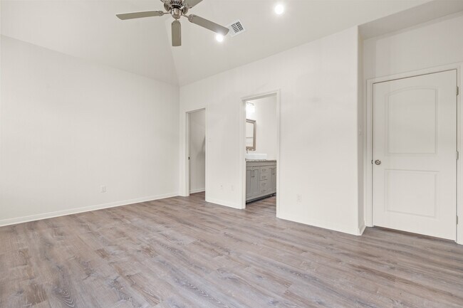 Building Photo - 525 E Spring Valley Rd