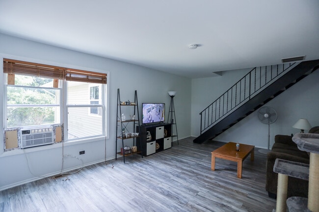 Building Photo - 542 N Carol Ln