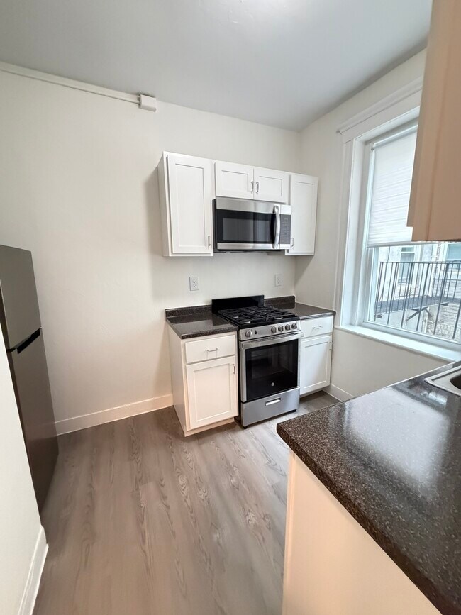 Building Photo - 159 Kelton St