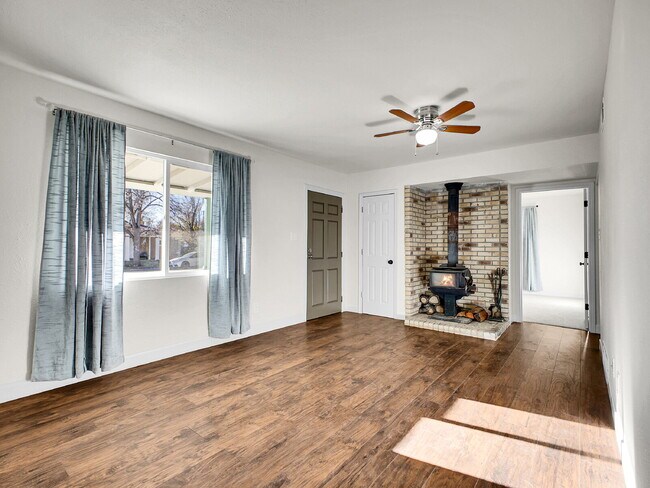 Building Photo - $2,340.95 - $300 OFF - First 2 Months'Rent - 3 Bedrooms, 1.5 Bathrooms, Single Family Home in Aur...