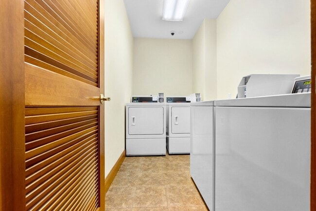 Building Photo - 50 Maple St