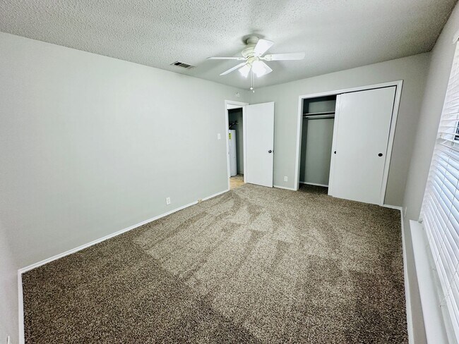 Building Photo - Charming 2BR/2BA Condo in South Congress -...