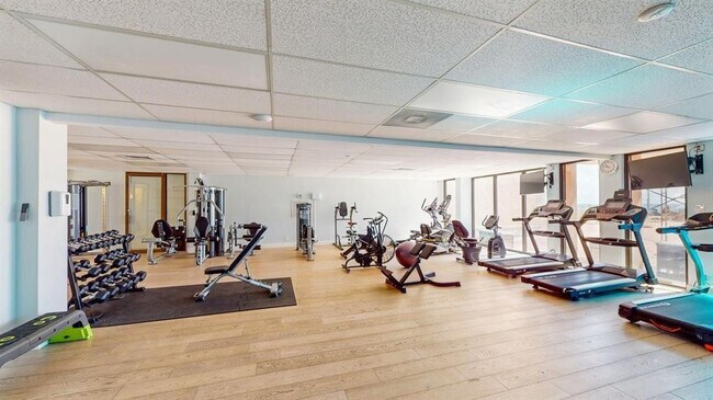 Building Photo - 1149 Hillsboro Mile