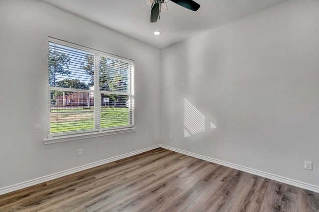 Building Photo - 2408 Henshaw Crk Dr