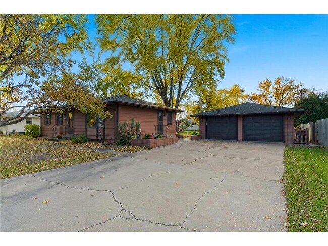 Building Photo - 10517 Quebec Ave N