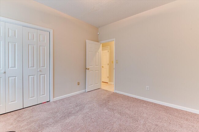 Building Photo - 2937 Hillcreek Dr