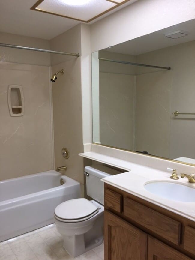 Building Photo - Great Location 3 Bedroom 2.5  Bath Townhouse