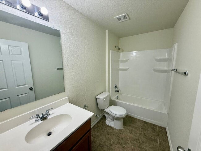 Building Photo - Beautiful 3 bedroom, 2.5 bathroom with an office in a prime New Braunfels location!