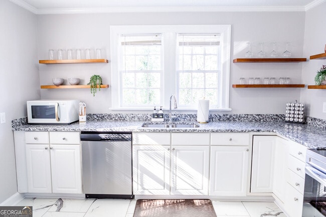 Building Photo - 111 E Screven St