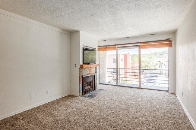 Building Photo - Conveniently Located Condo in Prospector S...