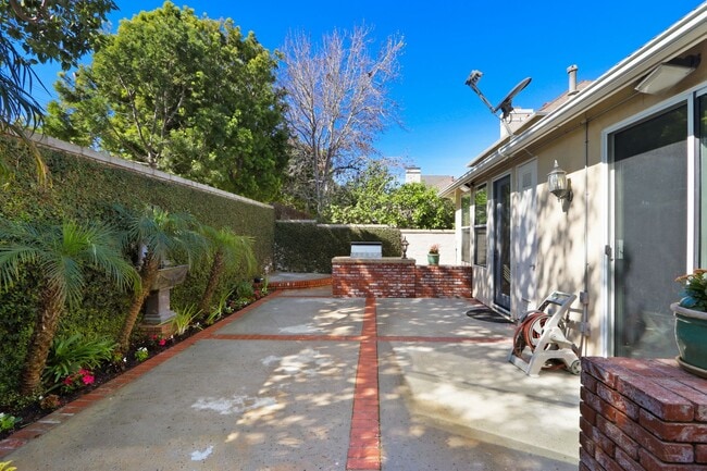 Building Photo - Spacious 3 Bedroom 3 Bath Available Now!