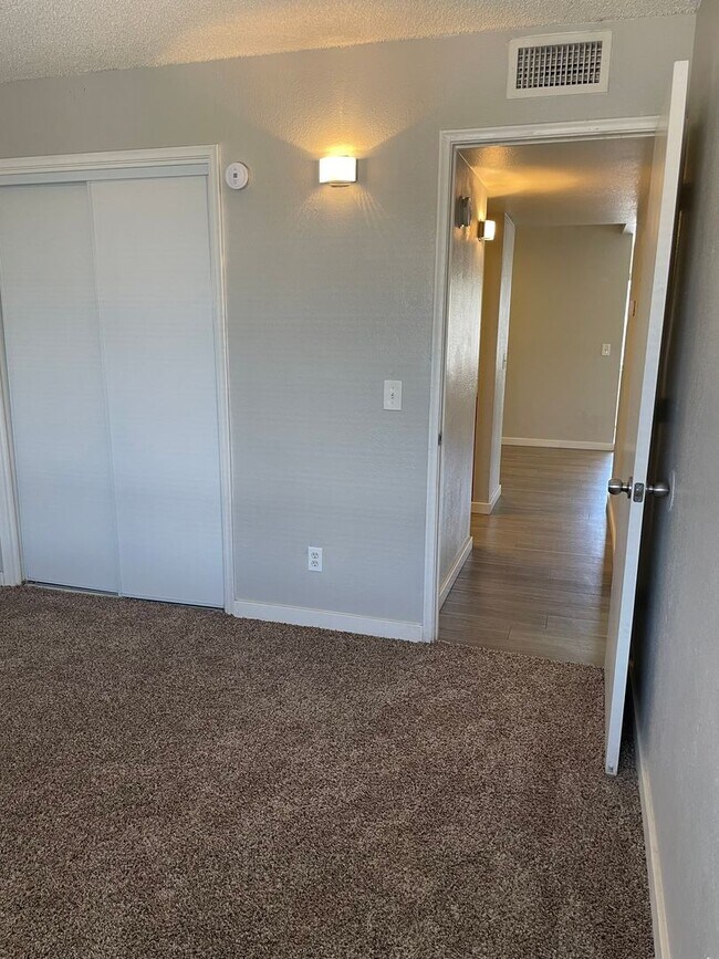 Building Photo - Lovely 2 Bedroom 1  Bath with Fireplace!