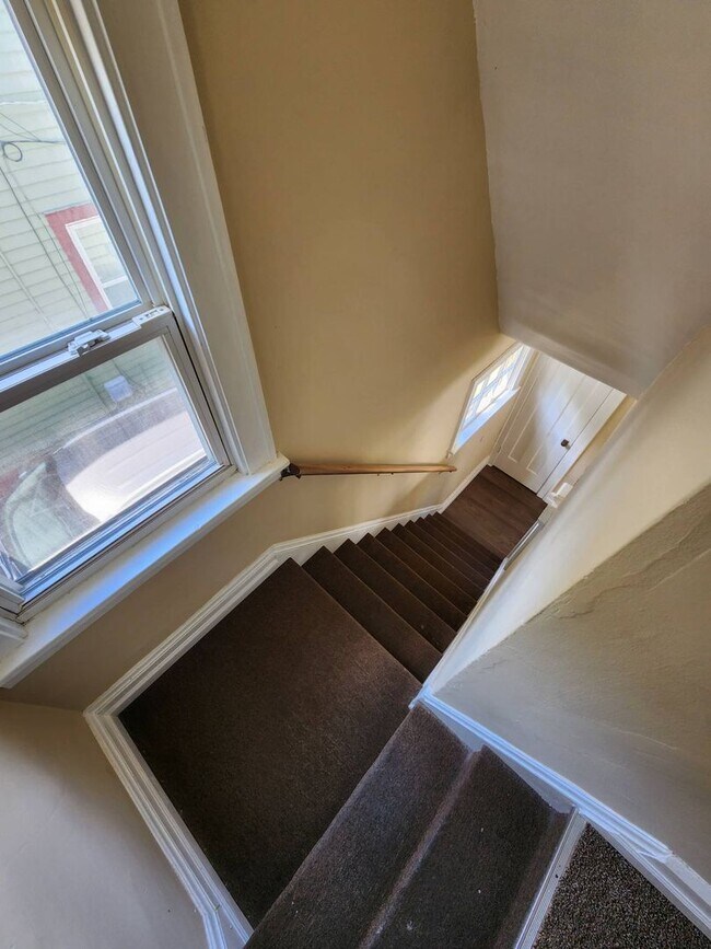 Building Photo - Charming 3-Bedroom Property In Prime location