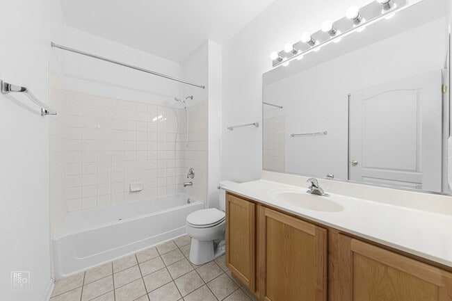 Building Photo - Beautiful 2 Bedroom Home located in the Falling Waters subdivision in Lindenhurst!