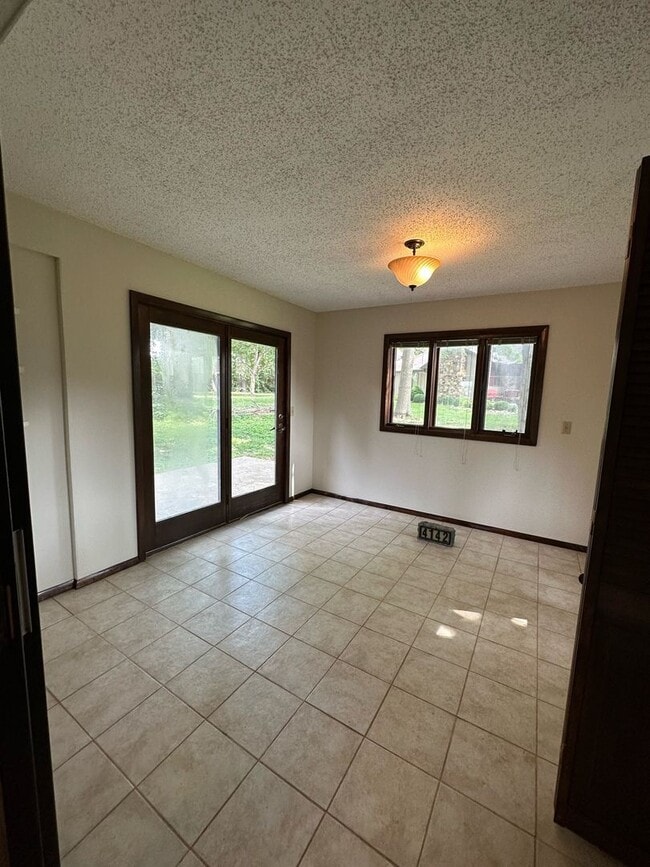 Building Photo - Single family home available to rent, located on Quincy's East Side.
