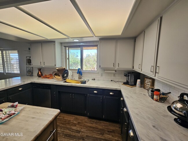Building Photo - 615 Lakeview Dr
