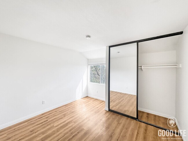 Building Photo - Stunning 3BD/2.5BA W/ Reserved Parking and Community Pool in Tierrasanta!