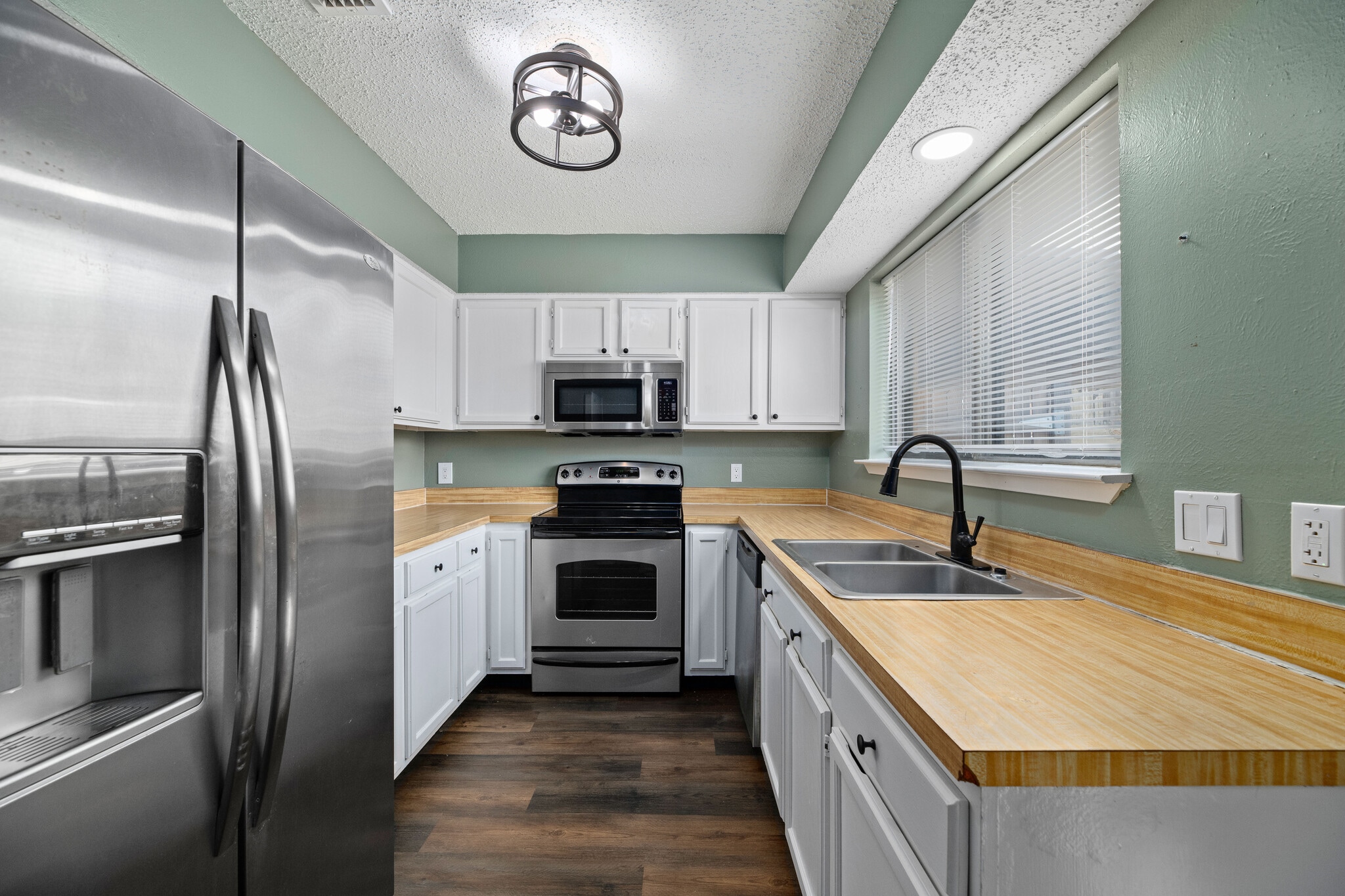 Building Photo - 9 E Mountain Creek Ct