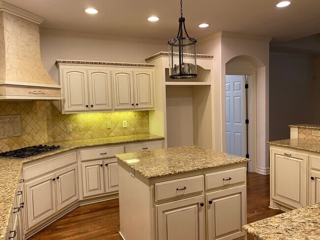 Building Photo - Lovely Stone/Stucco Home Nestled In Cul-De...