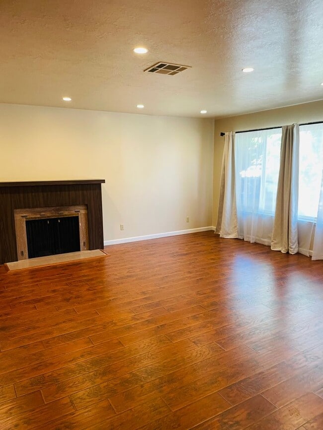 Building Photo - 3 bed /2 bath home in East Sac