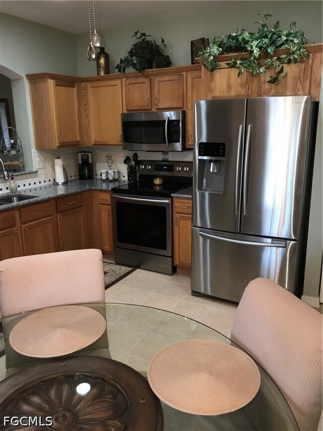 Building Photo - 9600 Roundstone Cir