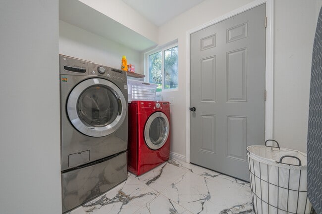 Building Photo - 28205 Meadow Oak Ln