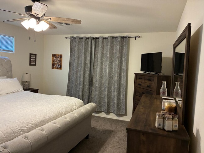 Building Photo - 17540 W Country Club Terrace