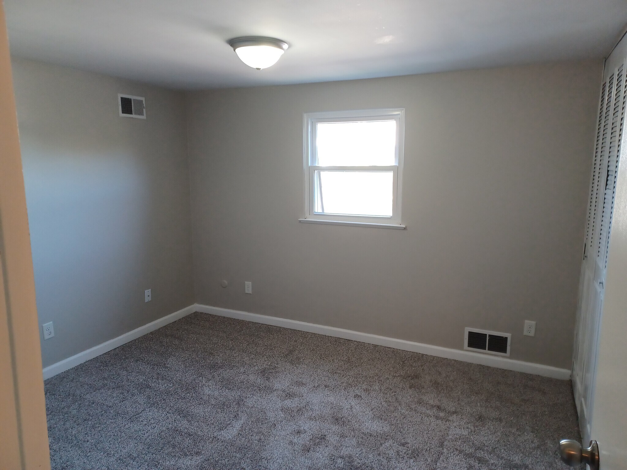 Building Photo - 1390 Lincoln Dr